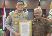 Bertemu Kapolda Sumbar, Zaitul Ikhlas Serahkan Puisi & Ide Besar untuk Ranah Minang