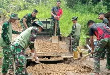 Satgas TMMD Ke-129 Lansir Material ke Titik Nol Pembangunan di Palupuh
