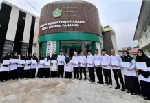 Kakan Kemenag Padang Panjang Serahkan Penghargaan ke 20 ASN