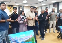 Rakor Lemkari Sumbar Serahkan Lambang Simbolis ke Daerah
