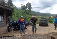 Satgas TMMD Bersama Warga Angkut Material Sejauh 1.600 Meter