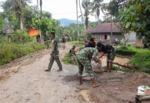 Satgas TMMD Kodim 0304/Agam Pasang Pengedaman Jalan Bersama Warga