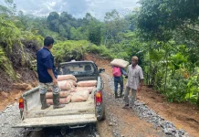 Satgas TMMD Kodim 0304/Agam Lansir Material ke Lokasi Pengecoran Bersama Warga