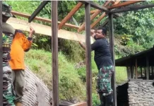 TMMD Ke-129 Kodim 0304/Agam Kebut Rehabilitasi Rumah Munawarsah di Palupuh