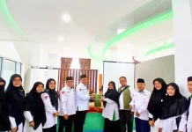 Kemenag Padang Panjang Serahkan 10 Mushaf Al-Qur'an untuk KWT