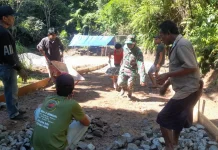 Satgas TMMD Kodim 0304/Agam Gotong Royong Sebar Material Bersama Warga
