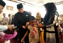 Wako Hendri Serahkan 597 Paket Seragam Gratis ke Siswa Baru Padang Panjang