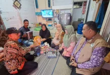 Dinsos Padang Panjang Salurkan Bansos Respons Kasus ke Warga Kampung Manggis