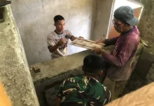 Satgas TMMD 129 Kodim 0304/Agam Percepat Pasang Keramik MCK Mushola Nurhidayah