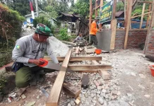 Satgas TMMD Bersama Warga Lanjutkan Rehab RTLH Palupuh Berkelanjutan