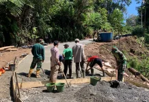 Terik Matahari Tak Surutkan Semangat Gotong Royong Satgas TMMD