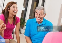 Alasan Tertawa Bisa Meredakan Stres