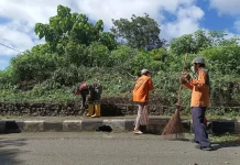 Babinsa Koramil 01/Padang Panjang Gotong Royong Bersih Drainase di Koto Panjang