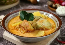 Gulai Ayam yang gurih campur nanas yang segar