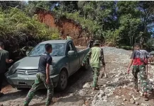 Truk Terhenti, Prajurit TMMD Ke 129 Kodim 0304/Agam Pikul Semen Tak Kenal Lelah