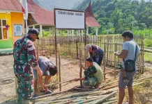 Wujud Kepedulian Pendidikan, Satgas TMMD dan Warga Buluh Kasok Benahi Fasilitas TK