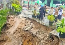 Mukhlis Tinjau Longsor MAN 3 Padang Panjang