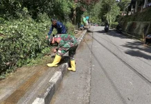 Babinsa Koramil 01 Bersama Warga Gotong Royong Bersihkan Lingkungan