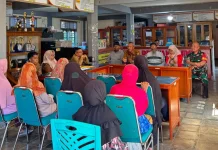 Babinsa Koramil 10 Dampingi Penyaluran BLT Tahap Tiga
