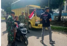 Danramil 11 Forkopimca Bagikan Bendera Kobarkan Nasionalisme