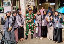 Babinsa Koramil 03 Tertibkan Warung Pasar