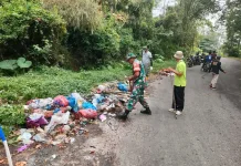 Babinsa Gotong Royong Bersihkan Nagari