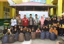 Baznas Salurkan Tas ke Siswa MIN 1