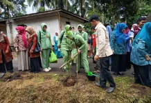 Ketua PKK Agam Bersama Persit LVIII Kodim 0304/Agam Tanam Cabai Dukung TMMD 129
