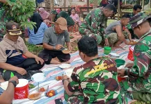 Personel Satgas TMMD Kodim 0304/Agam Makan Bersama Masyarakat di Nagari Nan Tujuah