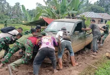 Satgas TMMD 129 Kodim 0304/Agam dan Warga Evakuasi Kendaraan Terjebak