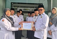 Penyerahan Piagam Pengabdian: Kemenag Kota Bukittinggi Bangga Melayani