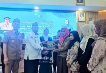Kakankemenag Padang Panjang Dukung Sekolah Keluarga, Serahkan 80 Al-Quran