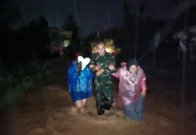 Kesetiaan Kepada Rakyat, Prajurit Kodam XX/TIB Hadir Ditengah Banjir
