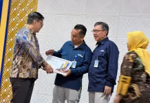 Jurnalis RRI Bukittinggi Jhoni Marbeta Terima Penghargaan dari KPPN