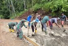 Satgas TMMD dan Warga Gotong Royong Cor Jalan di Jorong Simauang Hilia