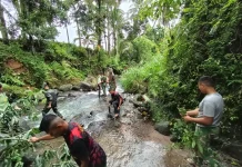Satgas TMMD 129 Kodim 0304/Agam dan Mahasiswa Bersihkan Sungai Simauang Hilia
