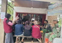 Satgas TMMD Manfaatkan Waktu Istirahat untuk Berdiskusi dengan Mahasiswa KKN UNP