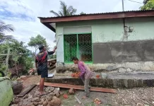 Satgas TMMD dan Warga Bersinergi Percantik RTLH Milik Ibu Ermawati di Agam