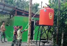 Personel Satgas TMMD ke-129 Pasang Bak Air di MCK Musala Hidayah