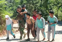 Di Medan Pengabdian, Prajurit TMMD 129 Kodim 0304/AgamGendong Harapan Anak Palupuh