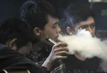 Perokok Pasif Menghirup Uap Vape, Berbahayakah?