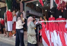 Pasar Pusat Padang Panjang Dipenuhi Atribut Merah Putih jelang HUT RI