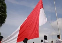 Semarak HUT RI ke 81, Bendera Raksasa Kembali Berkibar di Puncak Gunuang Kasumbo