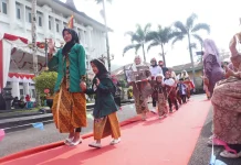 Fashion Show Anak Bersama Orang Tua Semarakkan HUT ke-81 RI di Padang Panjang