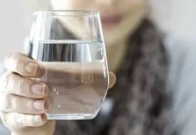 Manfaat Minum Air Putih di Siang Hari