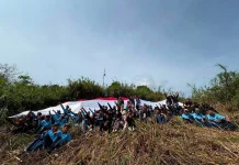 Bendera 18x12 Meter Berkibar di Puncak Bukit Tui Peringati HUT ke-81 RI