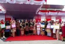 Pemko Padang Panjang serahkan penghargaan dan bantuan usai upacara HUT ke-81 RI