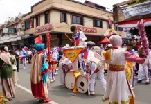 65 kelompok drumband tampil dalam Pawai Alegoris HUT ke-81 RI di Padang Panjang