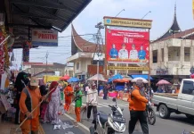 Perkim LH bersihkan jalur Pawai Alegoris HUT ke-81 RI di Padang Panjang