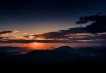 Indahnya Langit saat Mentari Mulai Terbit